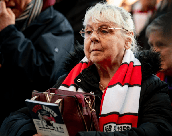 Jugadores, exjugadores, directivos, aficionados, entrenadores y familiares de las víctimas acudieron al Memorial para mostrar sus respetos por los ocho fallecidos en 1958.
