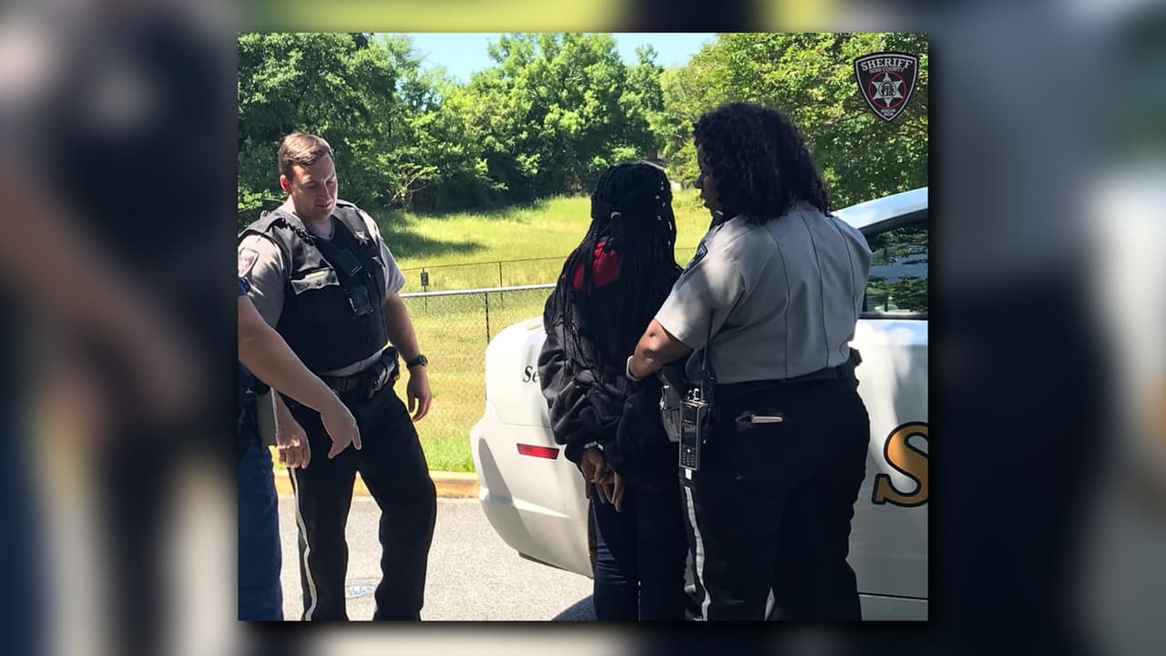 Acusan a una joven de matar de un disparo a su madrastra embarazada