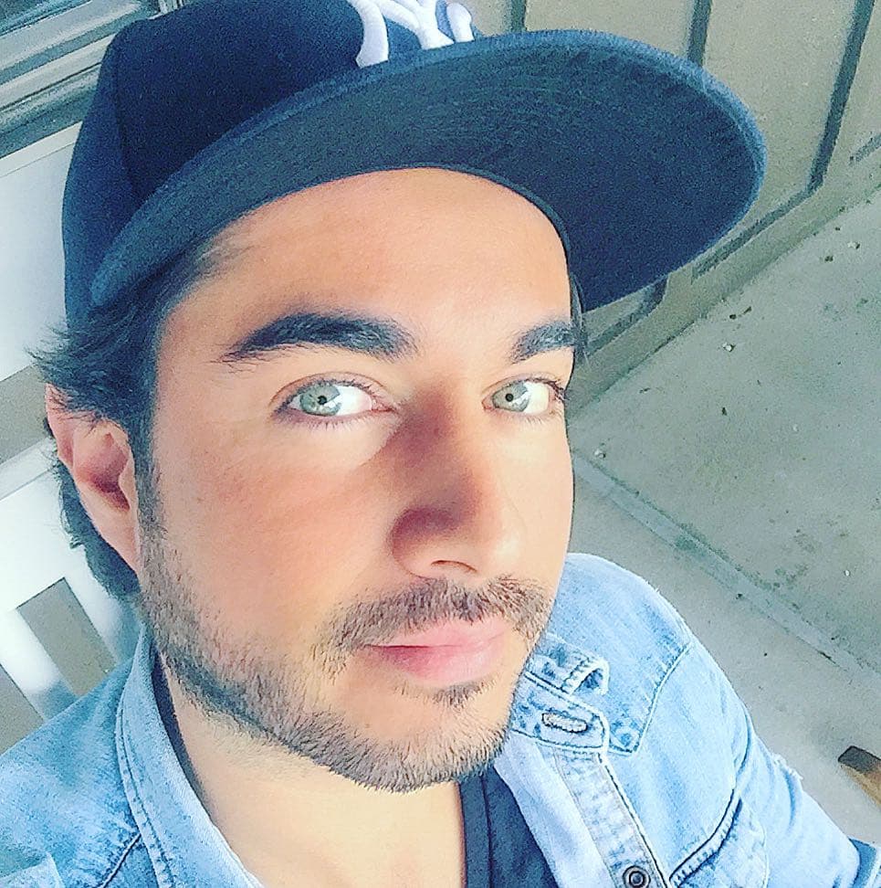 Josué acompañó su texto con un emoji que se presta a distintas interpretaciones, al tratarse de una mano rockera o de una mano cornuta, provocando de inmediato la reacción de sus fans.