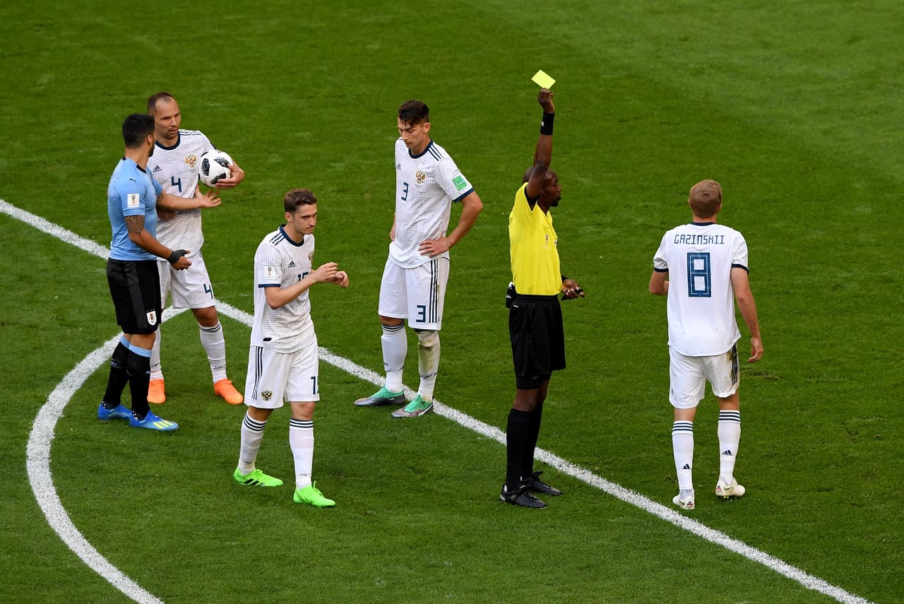 Antes de los primeros 10 minutos, Yuti Gazinskiy cometió una falta al borde del área y se fue amonestado. Era una posibilidad clara de gol para los charrúas.