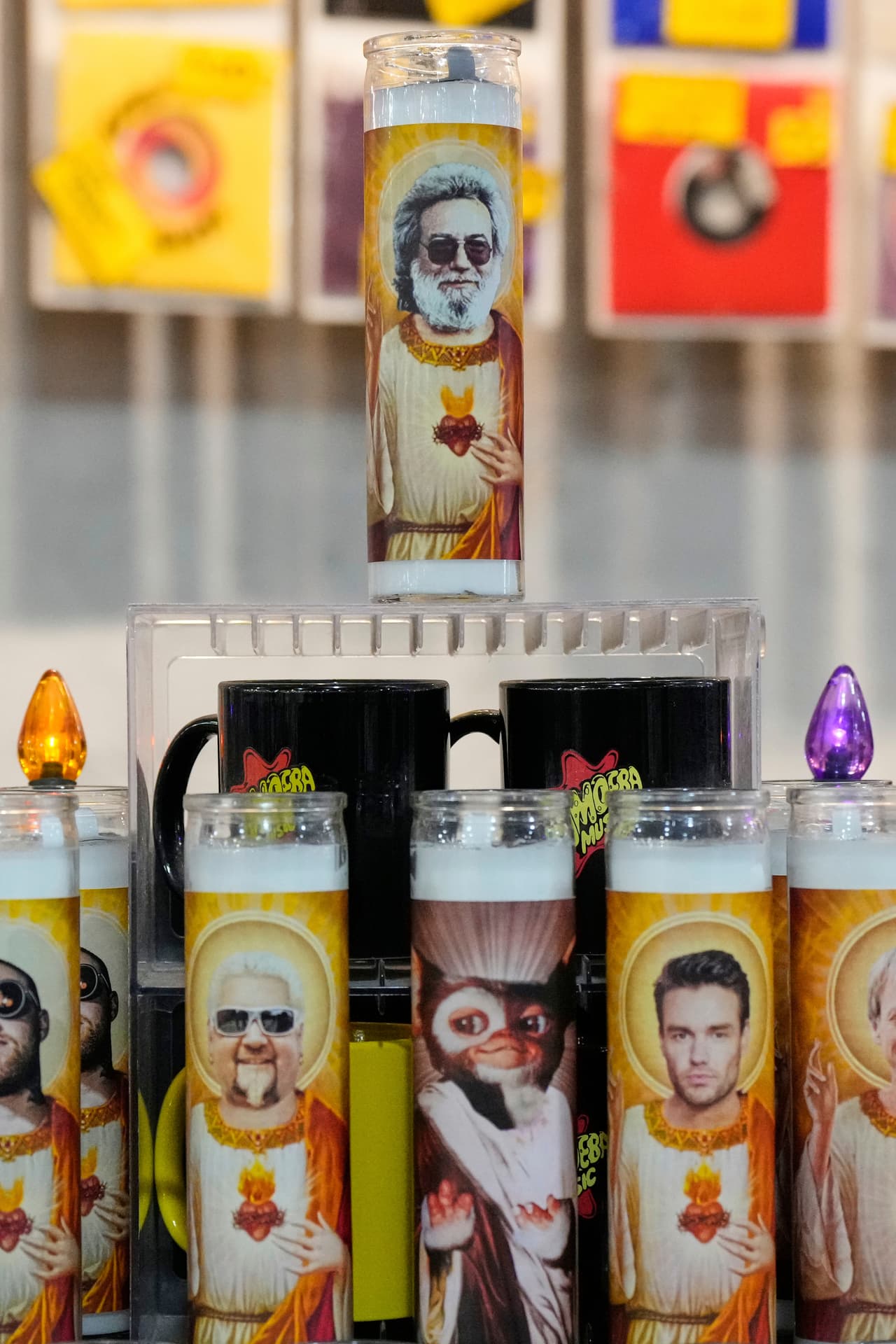 Una vela de oración con una imagen del rostro del músico Jerry Garcia, arriba, se exhibe dentro de la tienda Amoeba Music en San Francisco, el sábado 19 de julio de 2025.