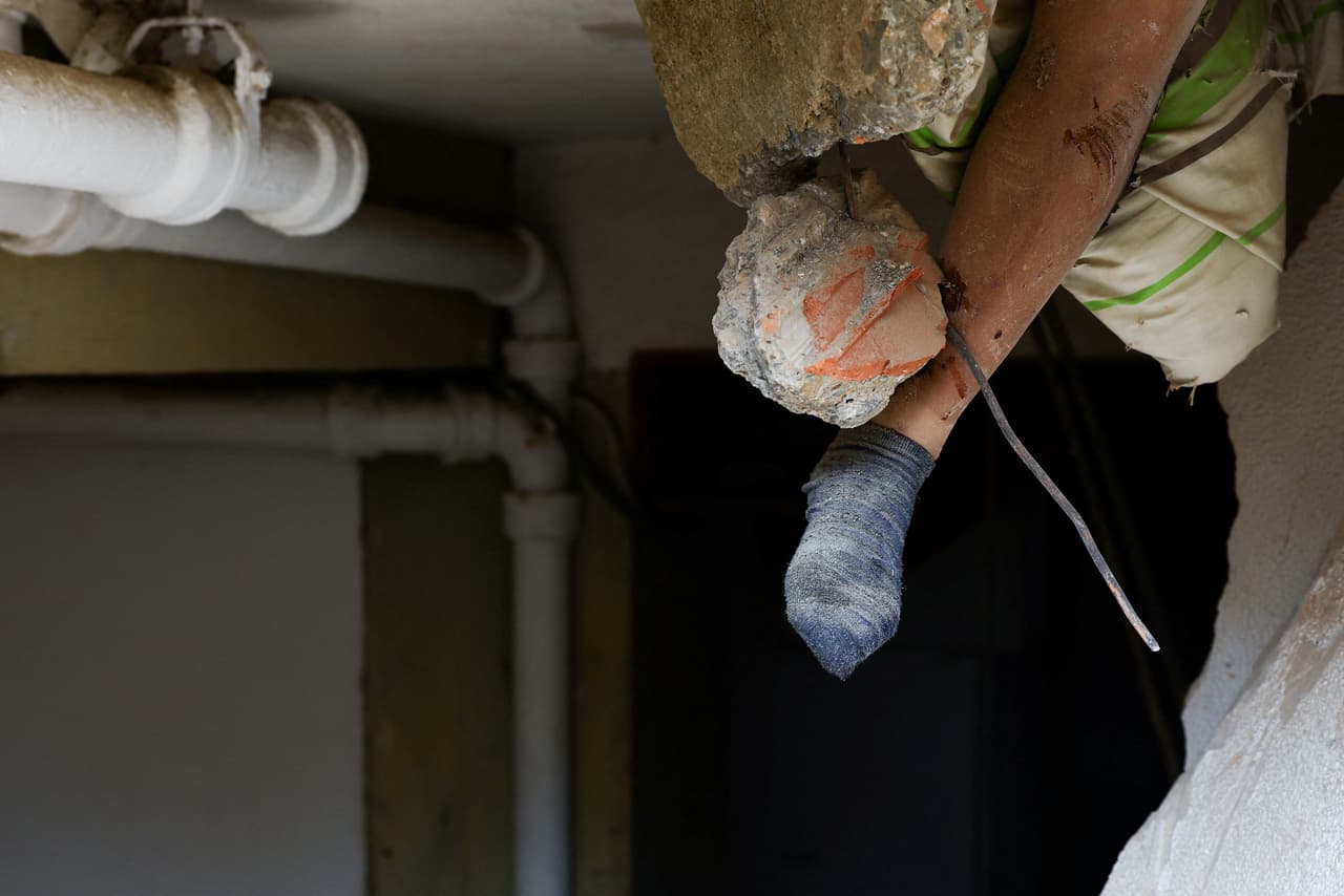 La pierna de una víctima en un edificio dañado tras los terremotos que azotaron el país, en La Guaira, Venezuela, 25 de junio de 2026.