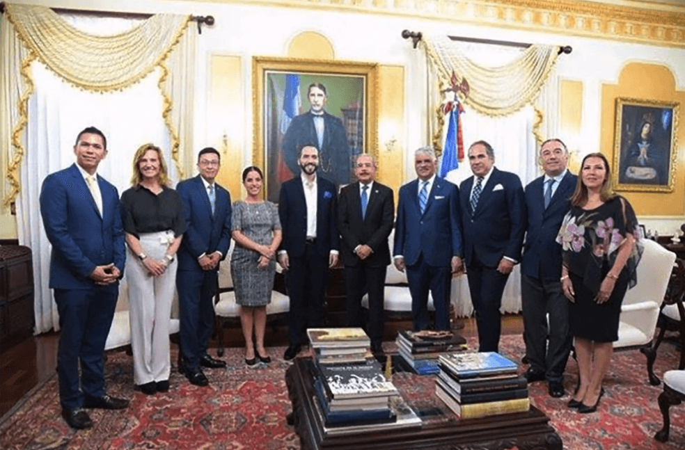 Erick Vega, primero de la izquierda acompaña al presidente Bukele a un viaje a República Dominicana.