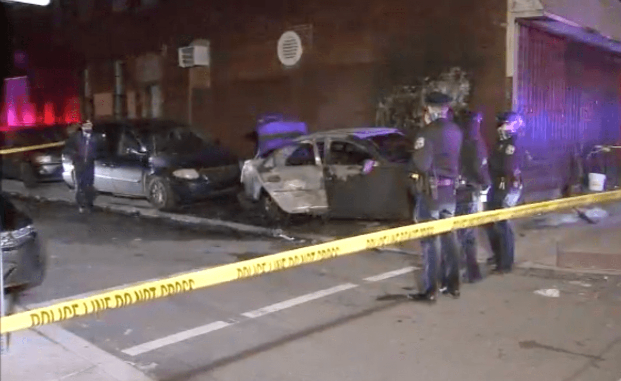 La policía dijo que el automóvil estaba estacionado en la acera y no parecía haber estado involucrado en un accidente.