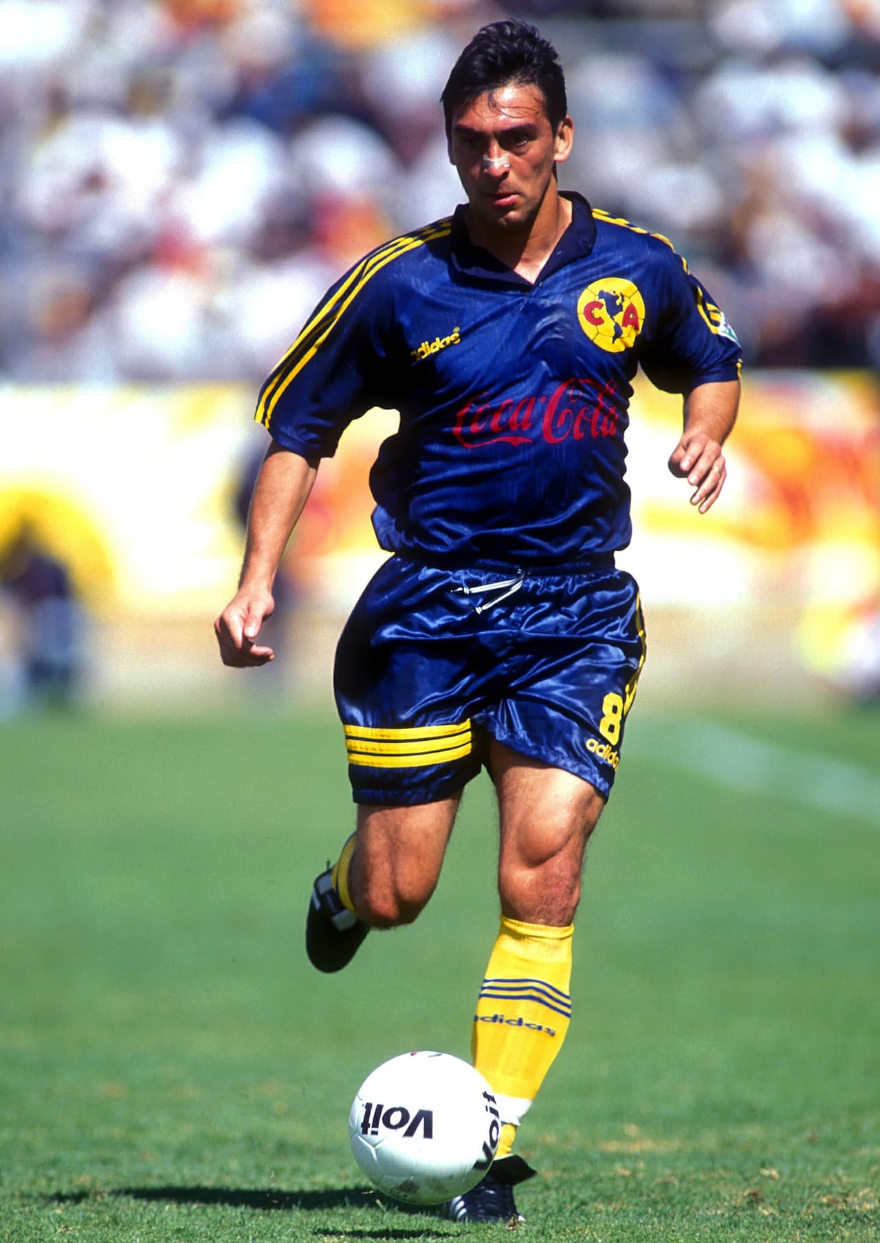 El atacante rumano
<b>Ilie Dumitrescu</b> jugó dos años en México, uno en América (1996) y otro en el Atlante (1997), luego de ser protagonista con su selección en el Mundial de Estados Unidos 1994 y de militar en clubes como el West Ham, Tottenham y Sevilla.