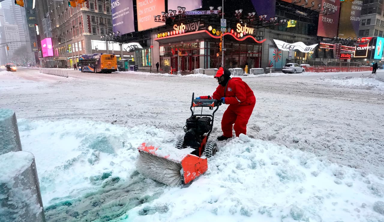 Al menos 10 pulgadas de nieve y aguanieve cubrieron el Central Park de Nueva York, superando las 4.8 pulgadas que cayeron durante todo el invierno pasado, según el
<a href="https://twitter.com/NWSNewYorkNY/status/1339436426283270145"><u>Servicio Meteorológico Nacional</u></a>. En la fotografía un hombre retira la nieve de la calle en Times Square, en la mañana del jueves. En las ciudades de Binghamton y Endicott en Nueva York y en Litchfield, Pennsylvania, se reportó que habían caído más de 40 pulgadas.