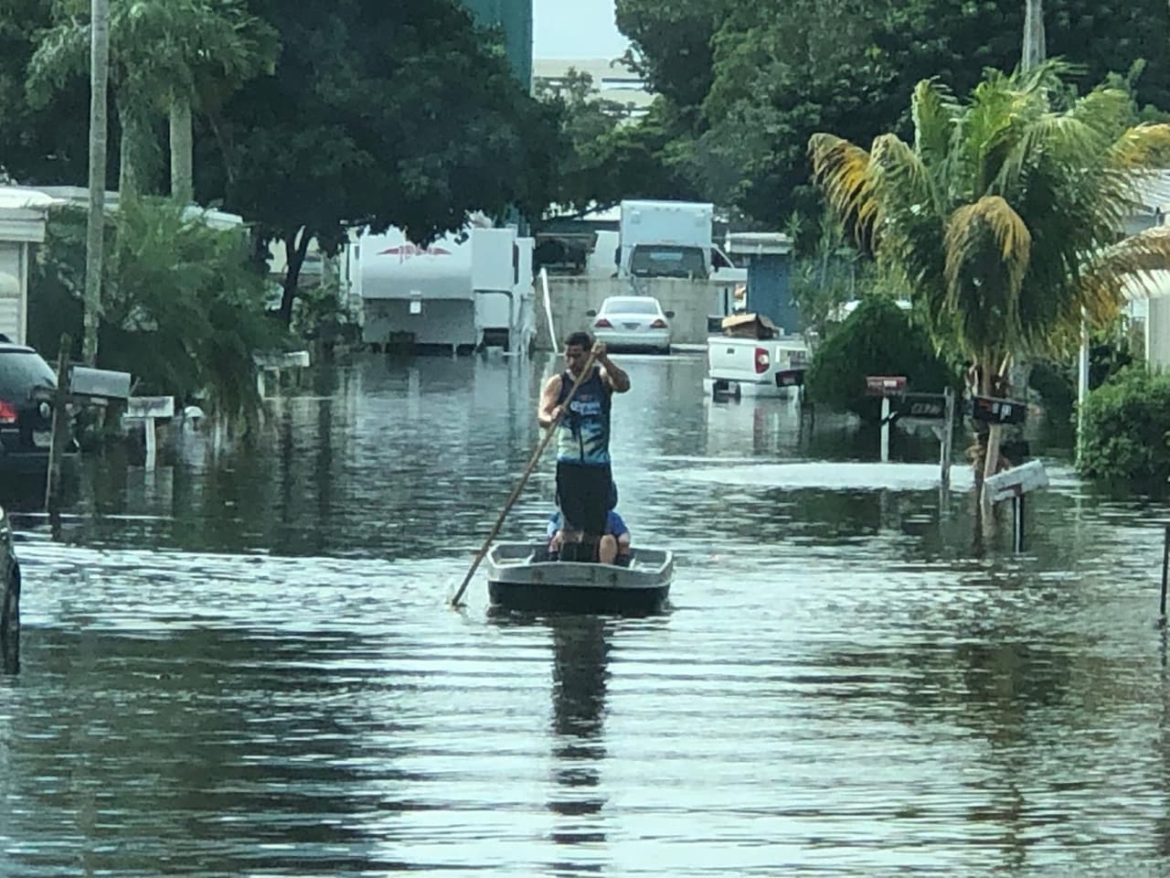 Un parque de casas móviles en Davie, a media milla del hotel Hard Rock, quedó rodeado de agua con las fuertes lluvias que dejó Eta.