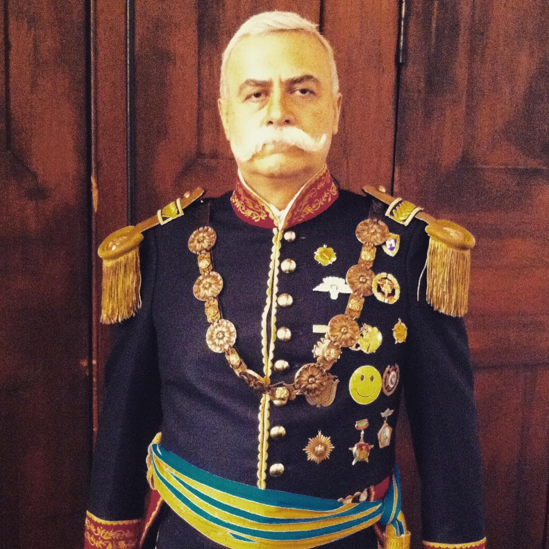 La primera aparición en televisión de Marco Antonio Treviño Mieres fue en el año 2000, cuando actuó en la telenovela 'Todo por amor'. Su trayectoria comenzó en 1985, cuando fue parte del elenco de la cinta 'Doña Herlinda y su hijo'.