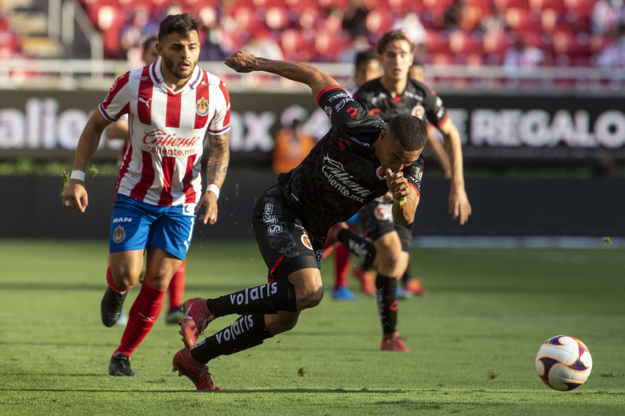 Chivas consolidó su dominio sobre Tijuana y logra imponerse para seguir en la pelea por el Repechaje.