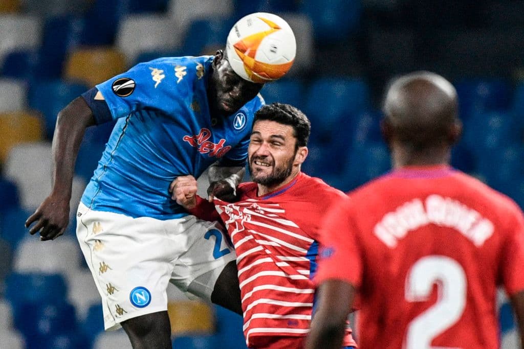 Napoli pierde ante Granada y queda fuera de la UEFA Europa League. El partido terminó con un marcador global 2-3 a favor de los rojiblancos. Zielinzki y Rui Peña anotaron para los de Gattuso, pero el tanto de Montoro sentenció la tarde para los 'gli azzurri'; Hirving Lozano no tuvo participación por lesión.