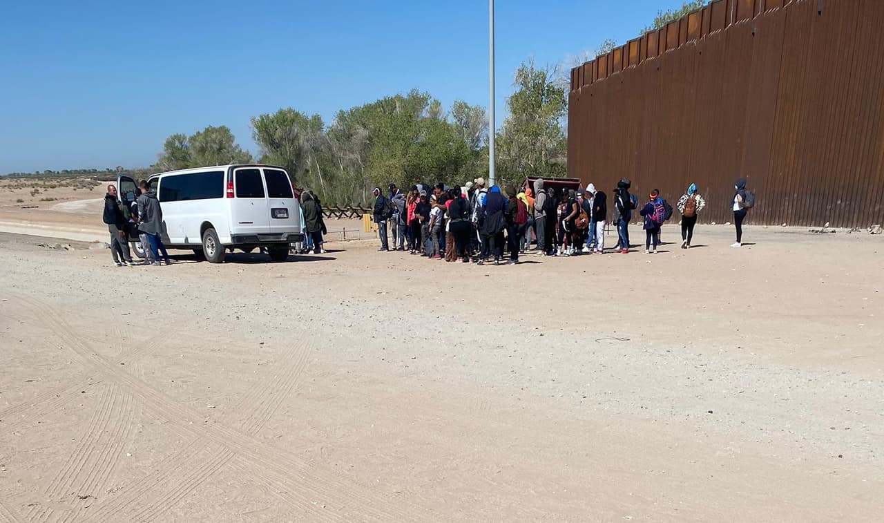 En Yuma, vimos a un grupo de inmigrantes.