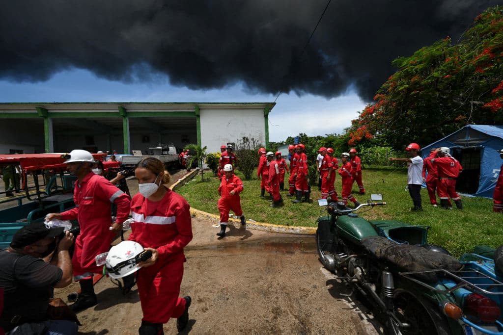 Los bomberos y otros especialistas continúan trabajando para sofocar el incendio en la Base de Superpetroleros de Matanzas. Las autoridades dijeron que unas 800 personas fueron evacuadas del vecindario de Dubrocq, el más cercano al incendio.