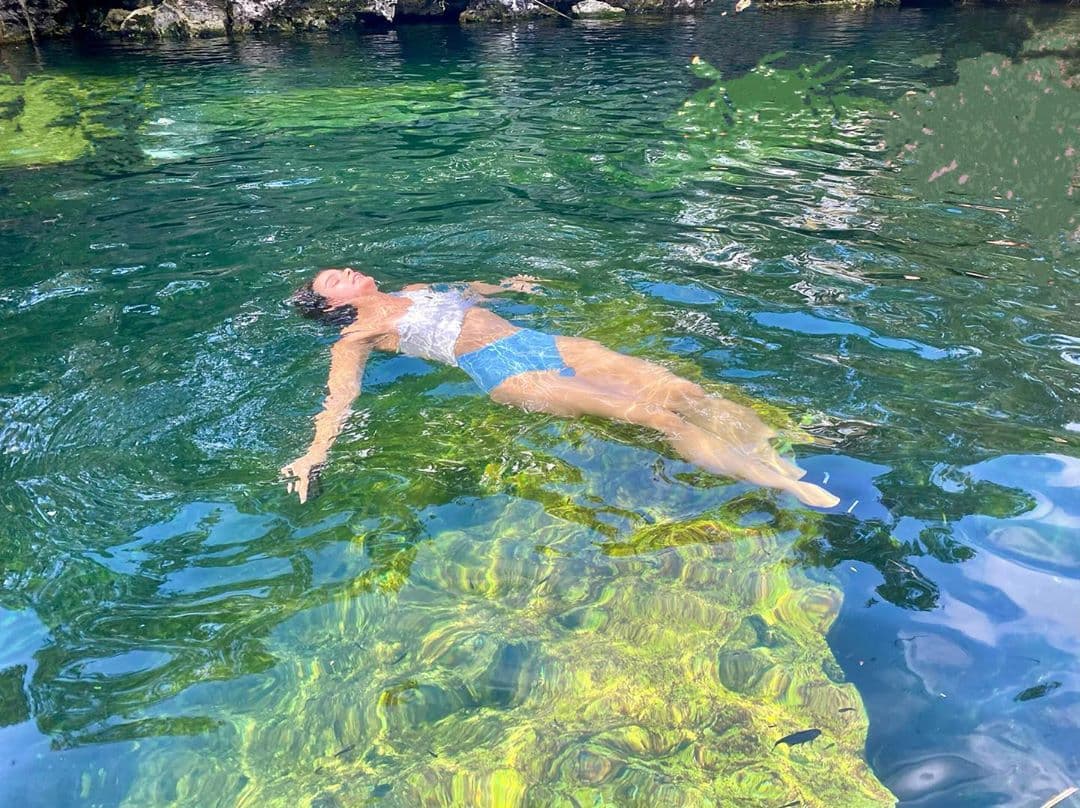 "Amando cada segundo en Mexico lindo y querido", con esas palabras acompañó la imagen en la que aparece en el Cenote Cristalino.