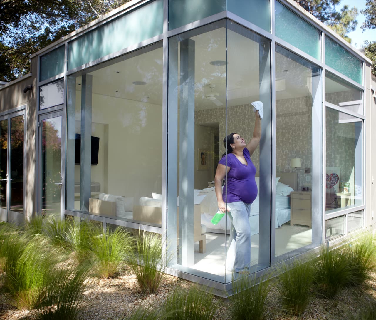 <b>Neyara, persona de la limpieza. </b>El proyecto
<a href="https://www.showingpregnancy.org/">ShowingPregnancy</a> recoge el trabajo de 50 fotógrafos que se adentran en diferentes industrias para retratar a mujeres embarazadas que trabajan. El objetivo es normalizar con imágenes algo que raramente aparece en los medios.