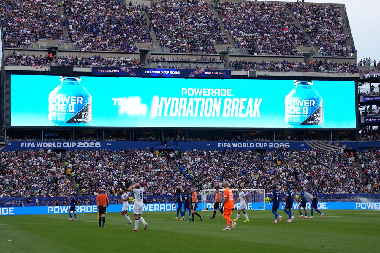 Los jugadores hacen una pausa para hidratarse durante el partido de fútbol del Grupo I de la Copa del Mundo entre Francia e Irak en Filadelfia, el lunes 22 de junio de 2026.