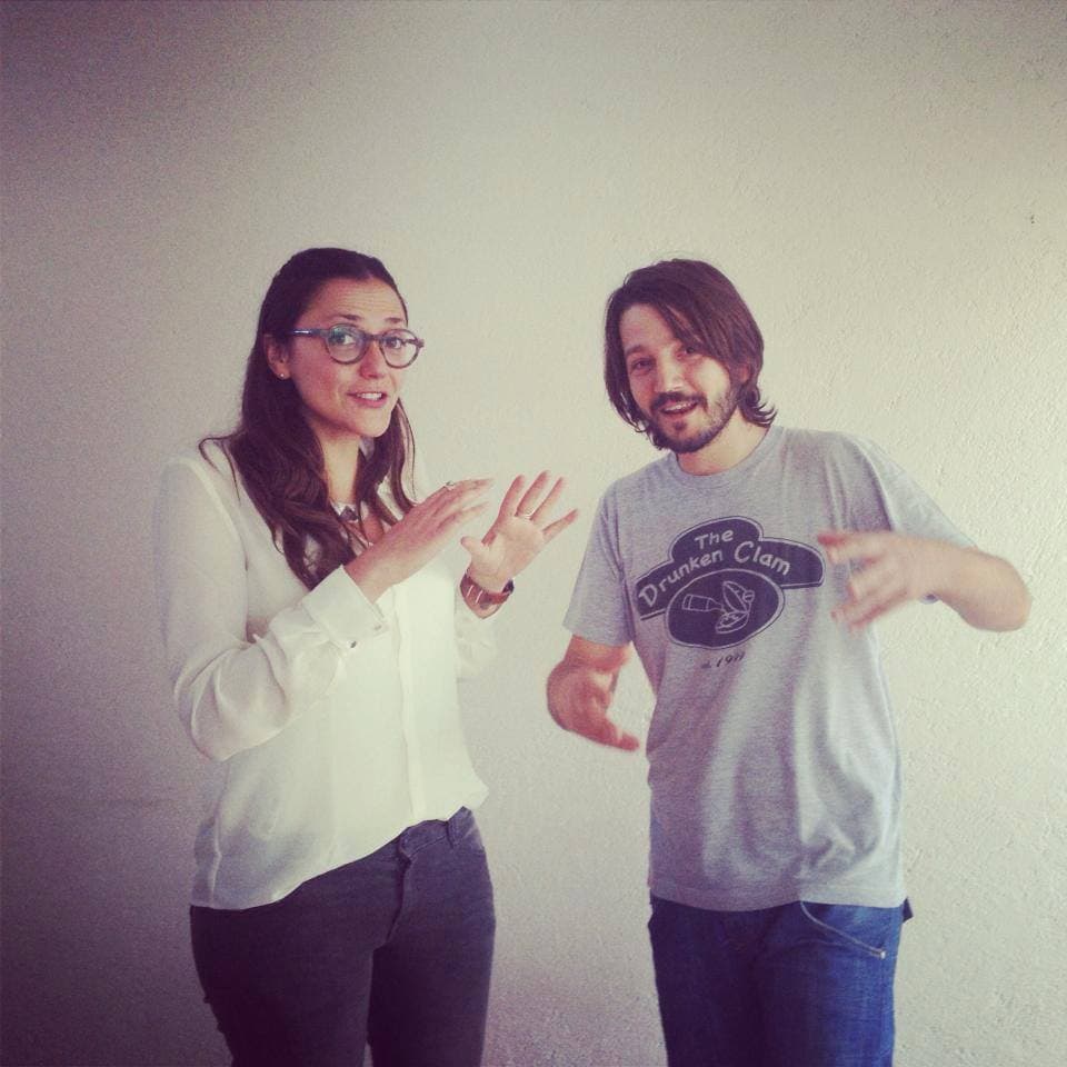 La fotógrafa confiesa que los famosos no siempre le ponen fácil la misión: "hay algunos contextos que pueden ser inoportunos y hay personas que son más receptivas que otras". Para convencerlos a veces tiene que ponerse en situaciones embarazosas y hacerles ver lo fácil que es "reírse de uno mismo". Para esta foto 'rapeando' con Diego Luna, por ejemplo, interrumpió (brevemente) una sesión de fotos de prensa.