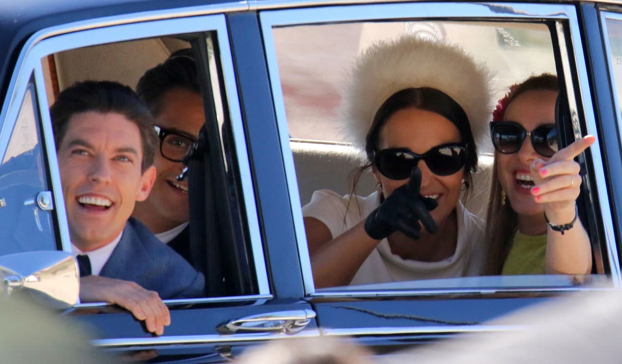 En la última parte de su número, viajamos por el tiempo para recordar a la serie española de época Velvet, de la cual Adrián fue uno de los protagonistas.