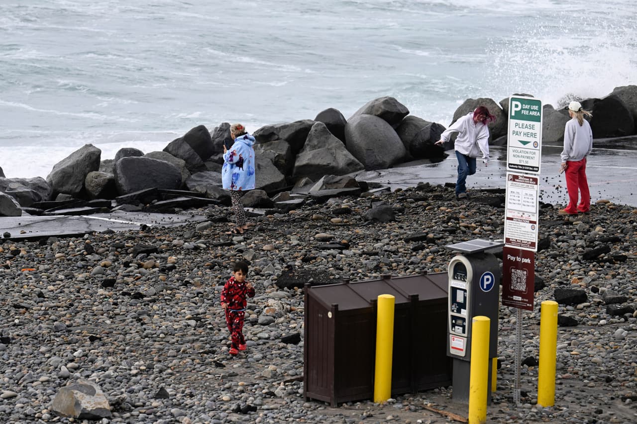 Una mujer que tomaba clases de surf en la escuela San Diego Surf es sacada a rastras de su tabla en San Diego el domingo 11 de octubre de 2026. (Foto de Denis Poroy/AP)