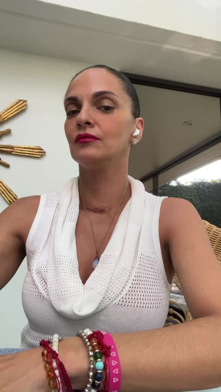 Seoane apareció ante la cámara ya sin el vendaje, por lo que mostró sin temor la cicatriz que le quedó en el cuello tras la intervención médica.
<br>