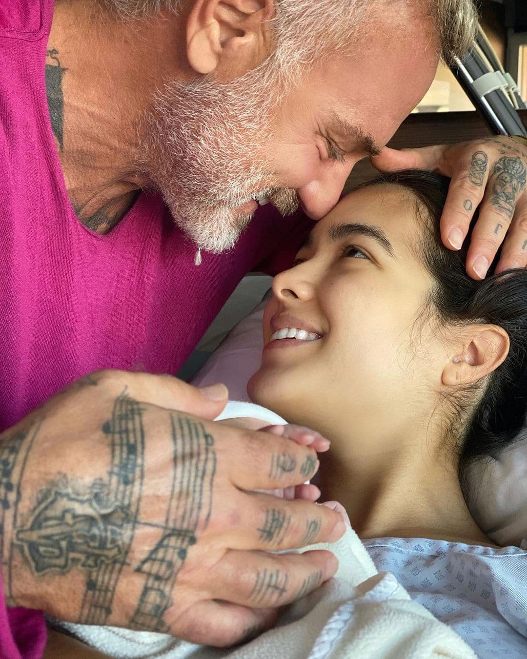Sharon usó su cuenta de Instagram para agradecerle a su pareja por el apoyo que le dio en todo momento: "¡Sostuviste mi mano a través de todo, mi rey! Nos diste la fuerza y la serenidad que necesitábamos. La vida nos bendijo contigo. Desde el primer día, has sido el padre más increíble que pude haber pedido para mi pequeña".