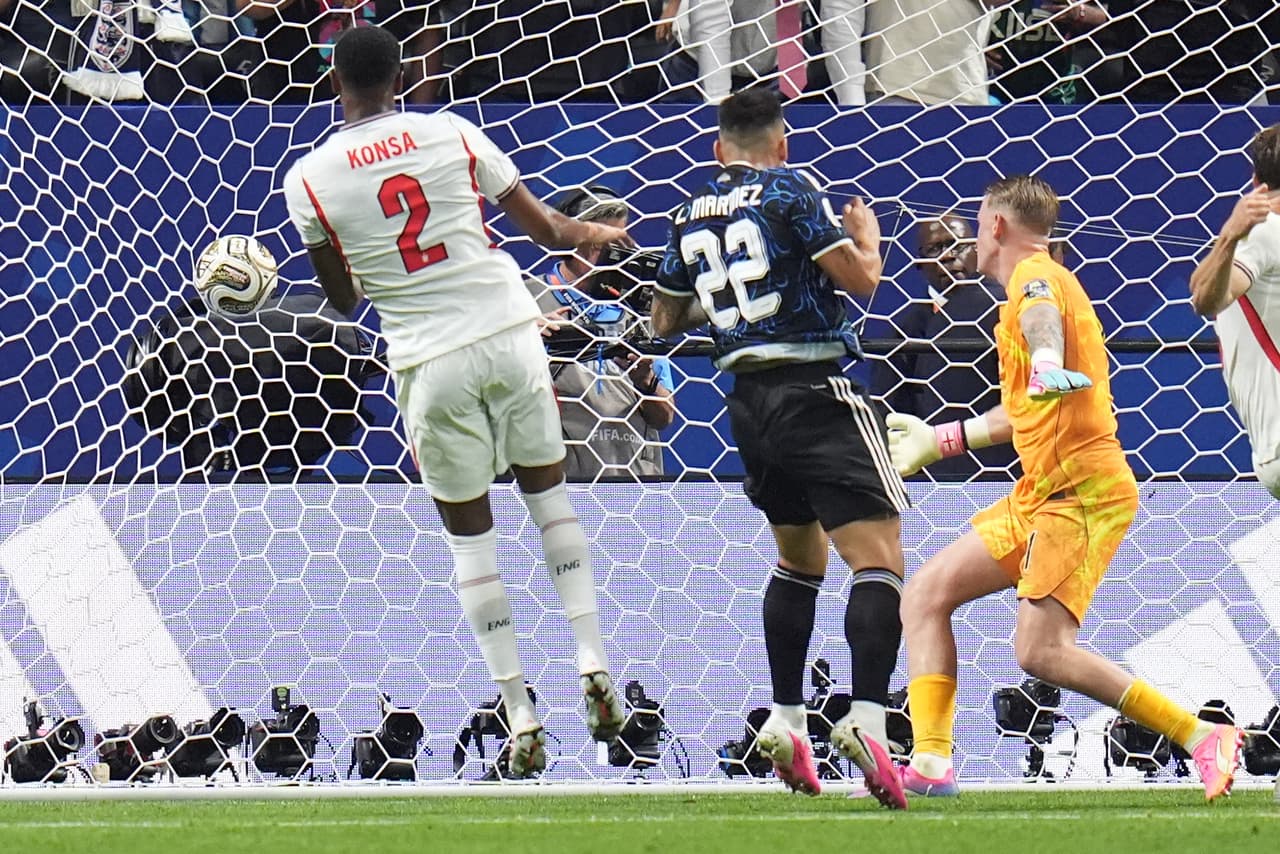 Cuando la pelota cae en la red, Lautaro ya está festejando el segundo gol argentino.