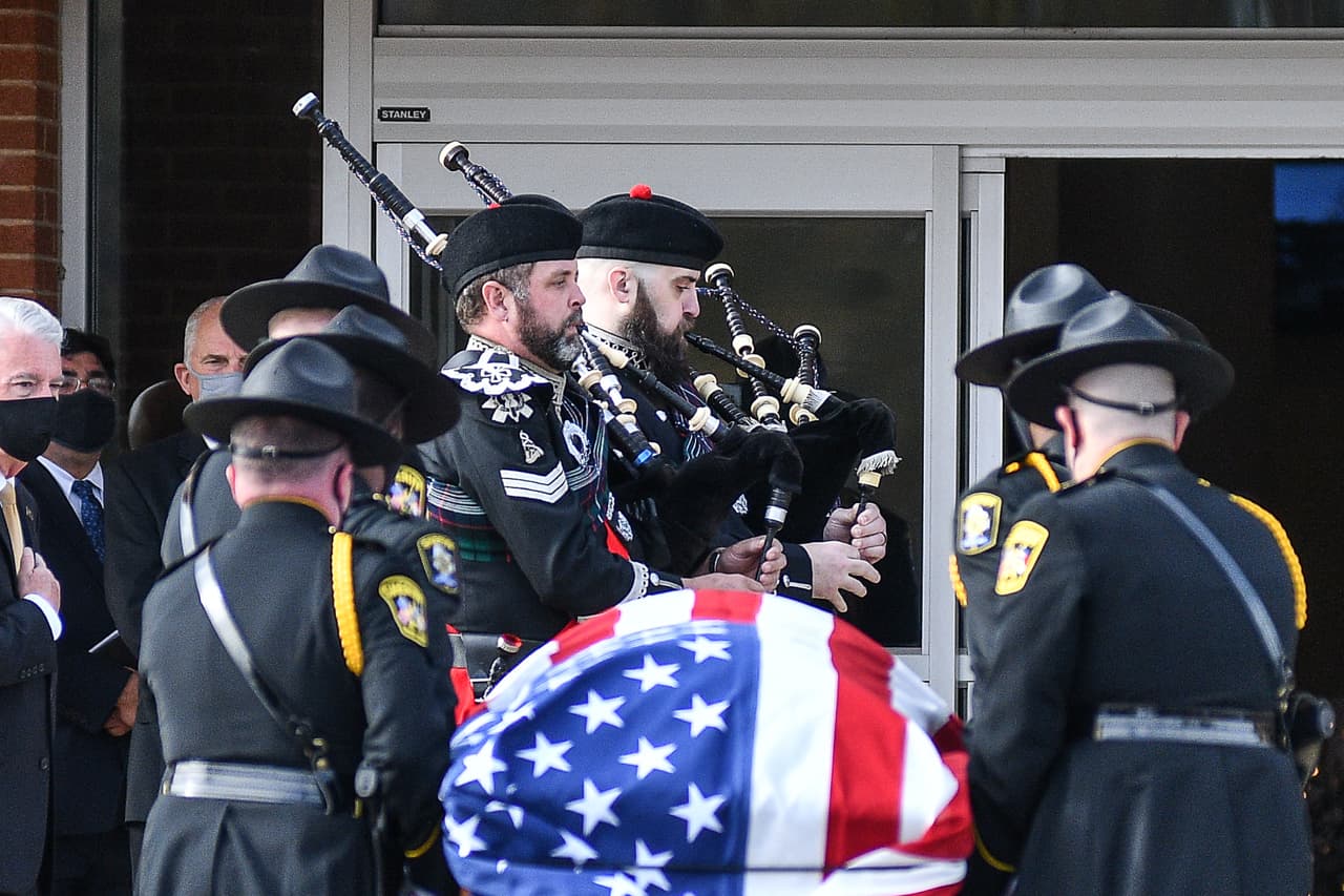 "Todos lamentamos la pérdida de un héroe que hizo el mayor sacrificio mientras servía a los ciudadanos del condado de Nash", compartió el alguacil Keith Stone en un
<a href="https://www.facebook.com/NashCountySO/" target="_blank">comunicado.</a>