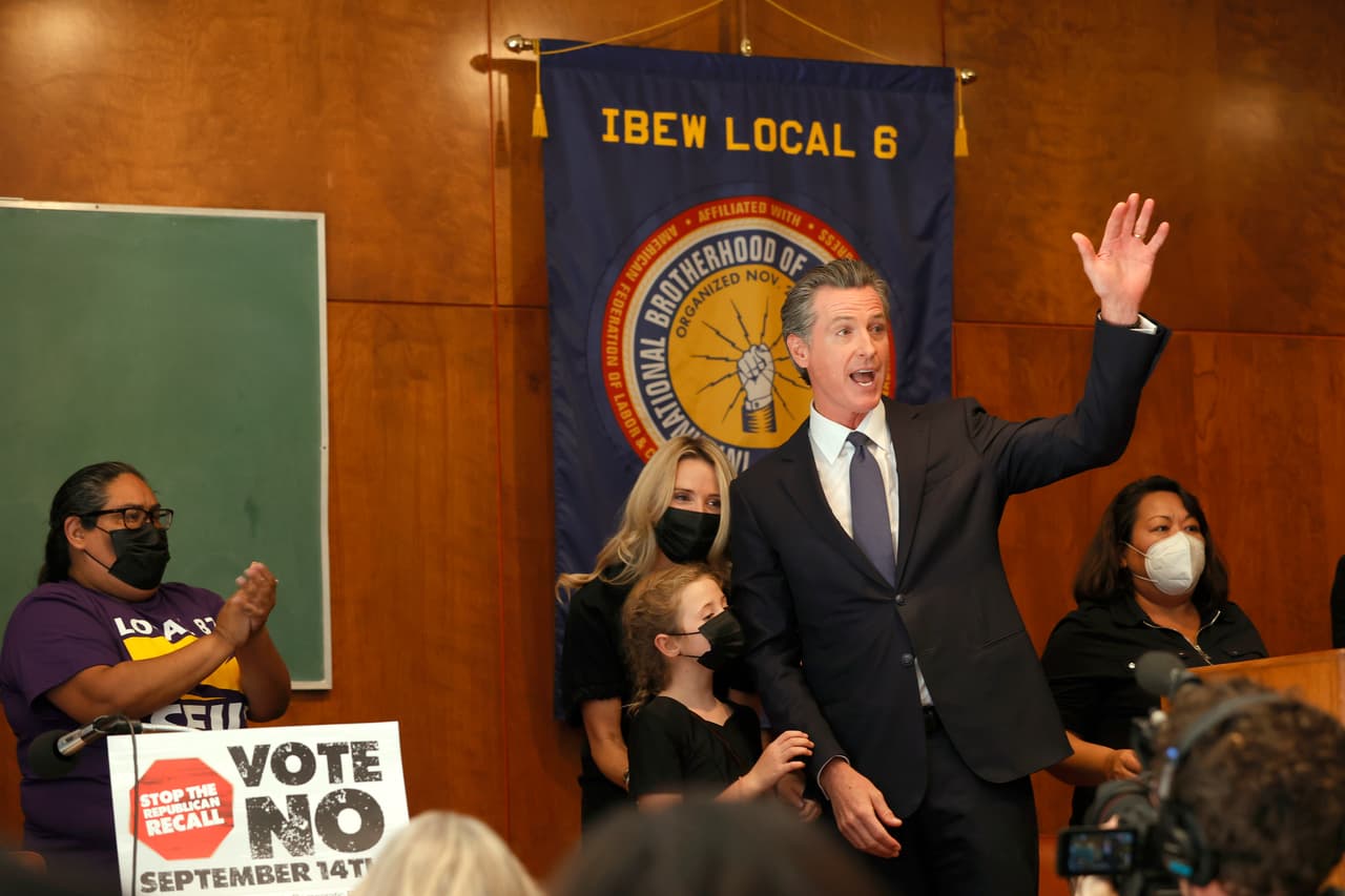 Con el destino del gobernador Gavin Newsom en juego, los californianos emiten este martes la última de las votaciones que decidirán si continúa liderando al estado más poblado de la nación o si éste se va en una dirección más conservadora.