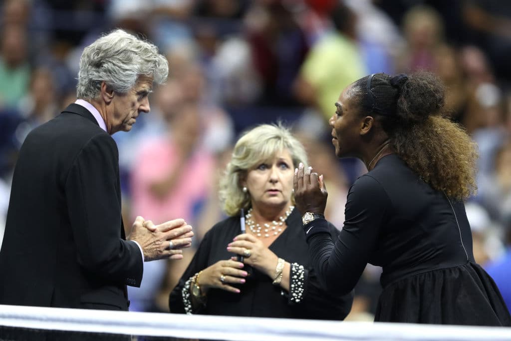 Brian Earley, jefe de árbitros del US Open llegó hasta Serena Williams donde hubo una tensa conversación.