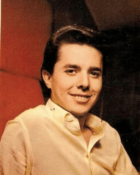 Aunque el cantante nació en Caracas, Venezuela, tanto su mamá como su papá son mexicanos, por lo que Enrique Guzmán se considera mexicano de nacimiento.