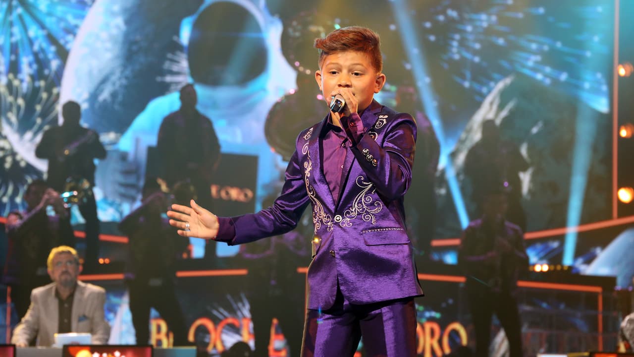 El 'Canelito' vestido de traje interpretó la canción 'Broche de oro' de La Trakalosa de Monterey.