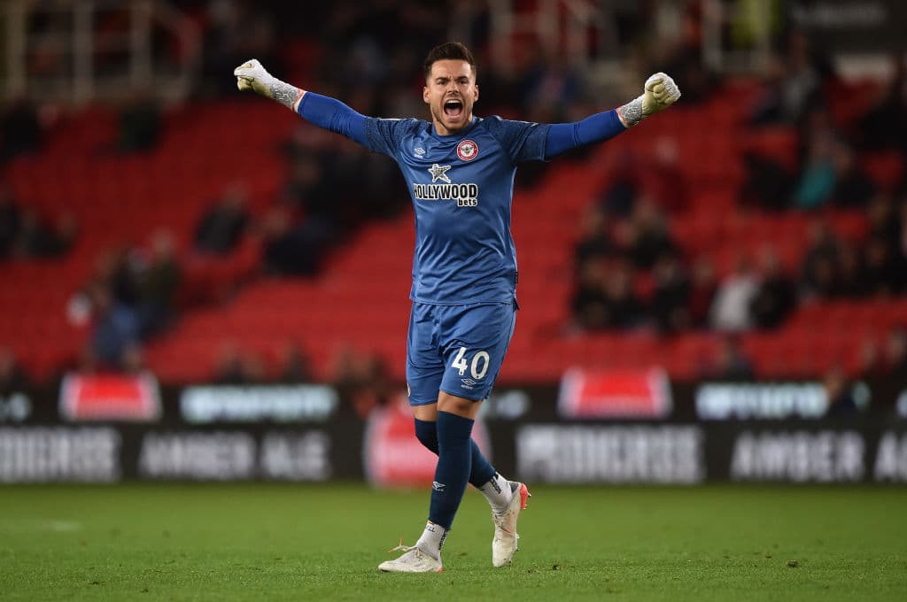 Brentford, por primera vez en su historia, derrota al Stoke City como visita con marcador 2-1, calificando a Cuartos de Final de la Copa de la Liga Inglesa. Canos y Toney anotaron para 'las abejas', Sawyers el único tanto en solitario.