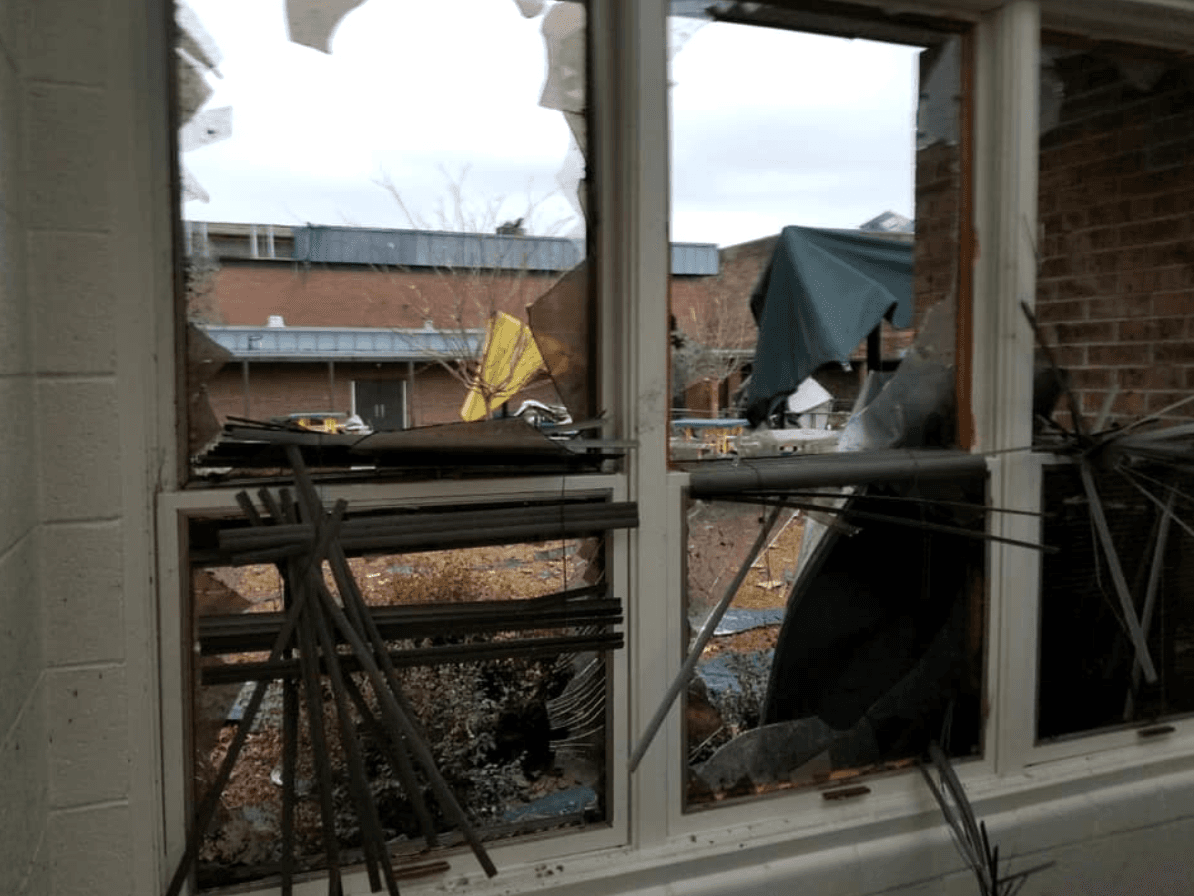 Se perciben daños en los techos, paredes, ventanas, jardines, y hasta una fuerte colisión que involucró al menos tres autobuses escolares