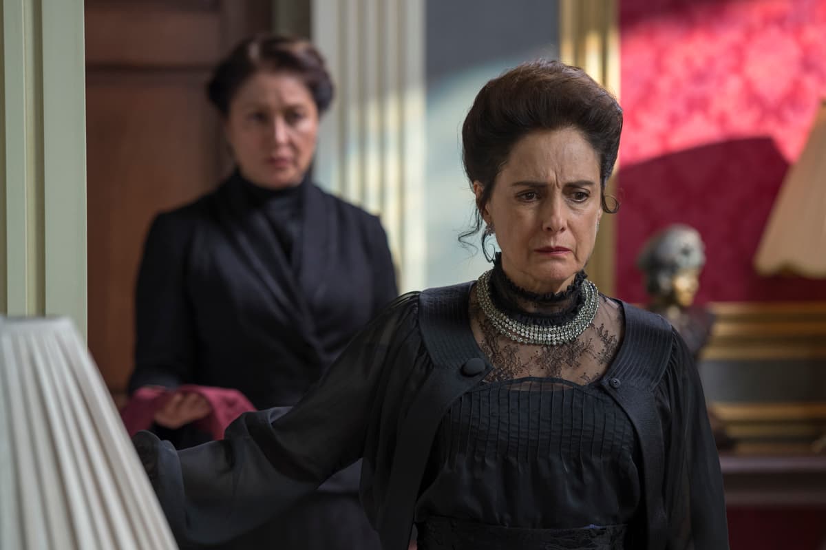 Teresa es una mujer dura, fría, calculadora y muy pocas veces se tienta el corazón.