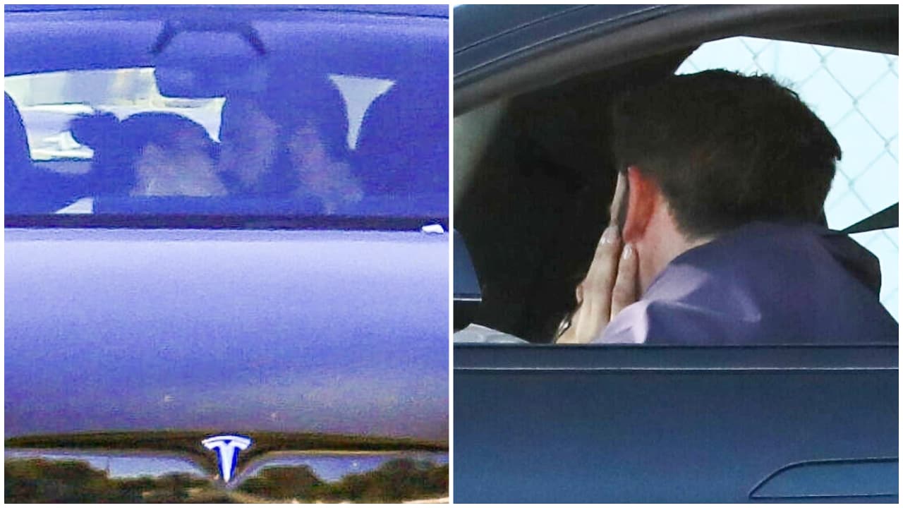 Jennifer López y Ben Affleck besándose en el auto.