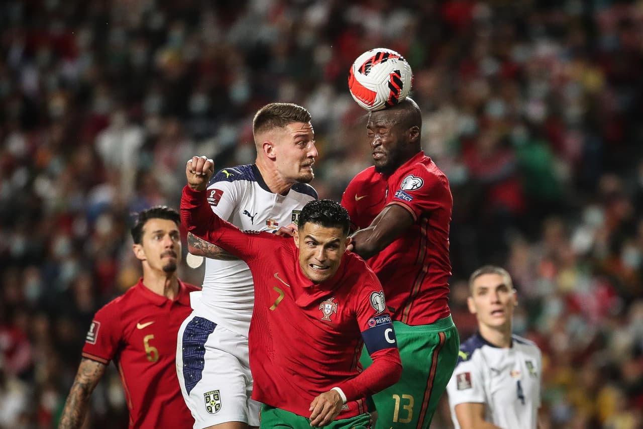 Serbia remonta y le saca el partido a Portugal empatan 2-1 durante la eliminatoria rumbo a Qatar 2022. Renato Sanches abrió el marcador al minuto 2' del encuentro para los locales, pero Dusan Tadic anotó el empate al 33 y Aleksandar Mitrovic le dio el boleto directo a los serbios al Mundial; el equipo de Cristiano va a repechaje.