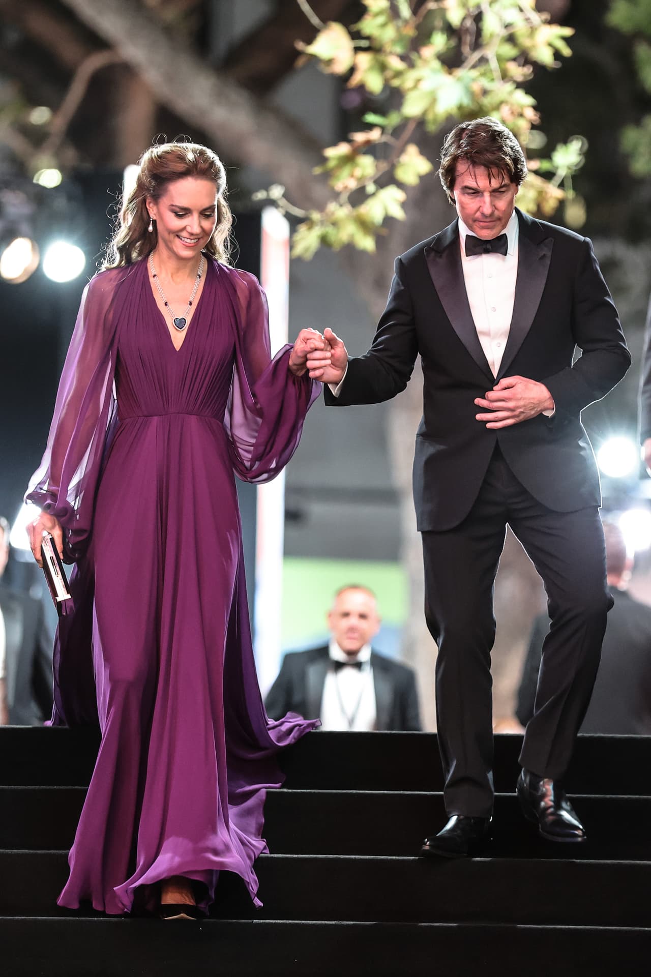 Tom Cruise rompe protocolo con Kate Middleton.