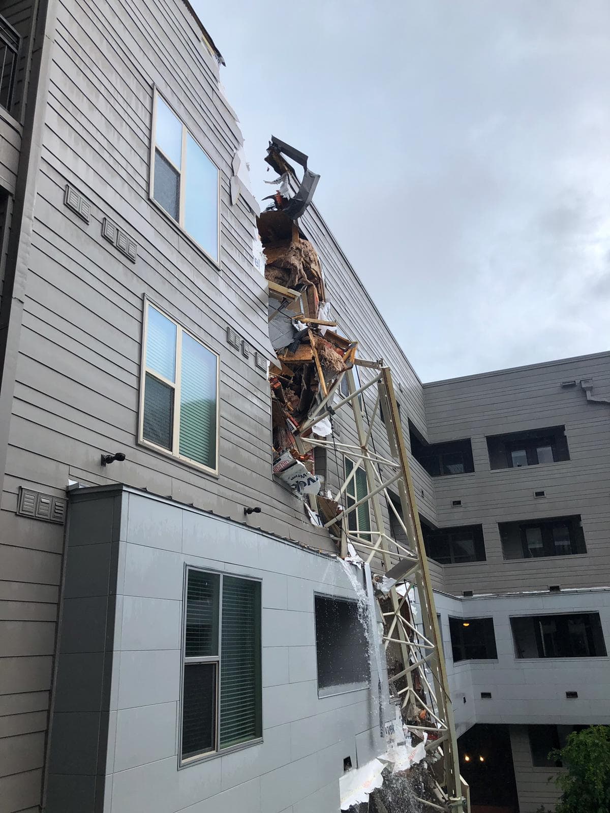 Por lo menos siete pisos del edificio de vivienda fueron afectados por el impacto.