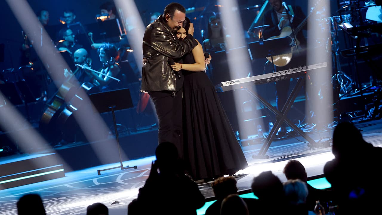 Pepe y Ángela Aguilar se fundieron en un abrazo durante la gala a Persona del Año.