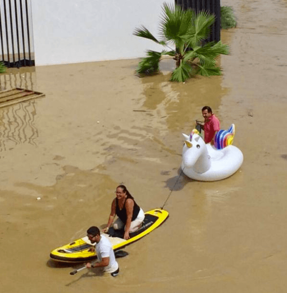 <b>4. Los jóvenes peruanos que rescataron a familias de las inundaciones en un flotador de unicornio</b>
<br>
<br>Dos habitantes de la ciudad de Piura, en Perú, utilizaron un 'paddleboard' y un flotador en forma de unicornio para socorrer a sus vecinos que habían quedado atrapados por las inundaciones que afectaron al país, el pasado mes de marzo, y que dejaron cerca de 100 muertos. Las fotografías de su iniciativa fueron compartidas por miles en Facebook, incluidos políticos y artistas que
<b> <a href="http://www.univision.com/noticias/trending/estos-jovenes-rescataron-a-victimas-de-las-inundaciones-de-peru-con-un-flotador-de-unicornio">les dedicaron sus dibujos a los hombres del unicornio</a>.</b>