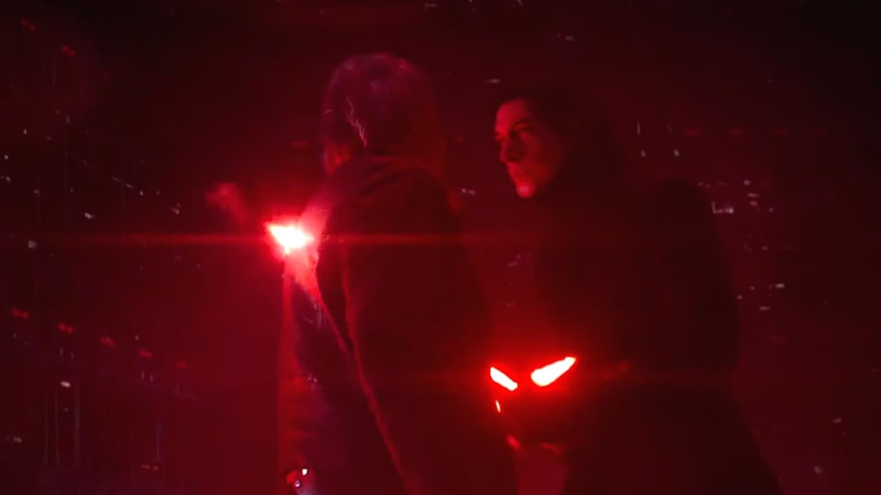 En ‘Star Wars: The Force Awakens’ (2015), bajo la tutela del Líder Supremo Snoke, Kylo aún no ha caido por completo al Lado Oscuro, pero la oportunidad perfecta para demostrar que puede llevar el legado de su abuelo se presenta cuando se encuentra cara a cara con su padre, Han Solo, y es ahí donde a pesar de los intentos de convencerlo de regresar al bien, lo asesina con su sable de luz.