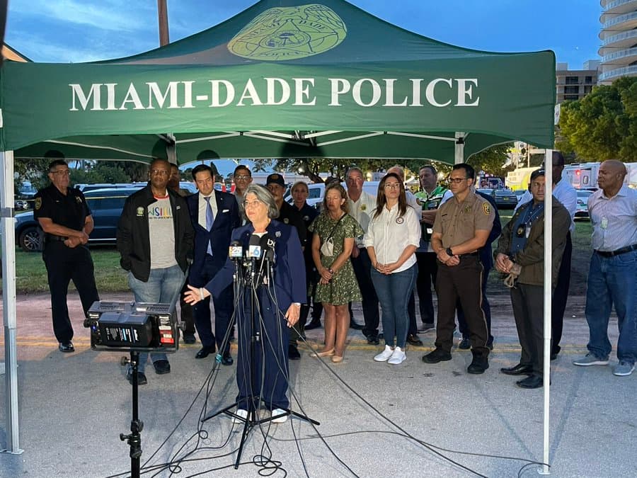 Conferencia de prensa ofrecida el viernes por la noche sobre el edificio parcialmente derrumbado en Miami.
