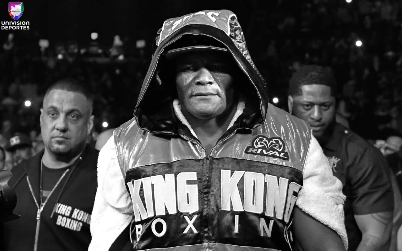 La pelea estelar en el Barclays Center de Brooklyn, una de las más esperadas en la categoría de los pesos completos, sobrepasó las expectativas de los aficionados. Luis Ortiz (28-1, 24 KOs) le complció la noche a Deontay Wilder (40-0, 39 KOs), pero el campeón sacó a relucir en el décimo round el poder que tiene en los nudillos para mandar al cubano a la lona en dos ocasiones y sellar la victoria.