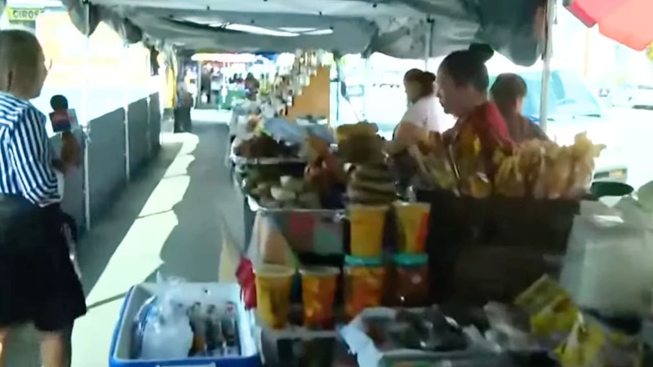 Vendedores del corredor salvadoreño de Los Ángeles temen perder su trabajo frente a nuevo proyecto de Metro