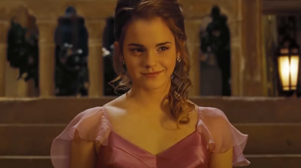 <b>El vestido de Hermione en 'Harry Potter y el Cáliz de Fuego'</b>
<br>Hermione se vio muy bien con su vestido del Baile de Navidad en 'Harry Potter y el Cáliz de Fuego', algo que hizo enojar a Ron y a las admiradoras de Viktor Krum.
<br>