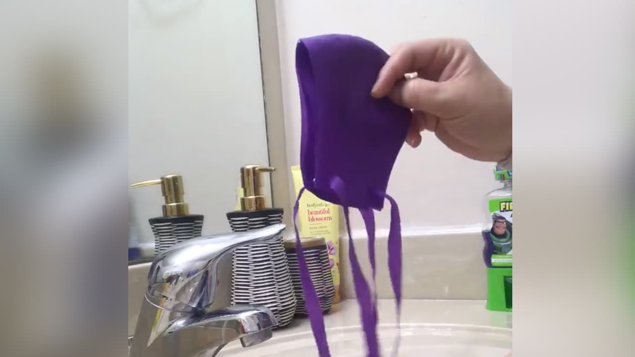 El cubrebocas se debe de lavar con regularidad. El CDC asocia el lavado que se le debe de dar como si se tratara de la ropa interior.