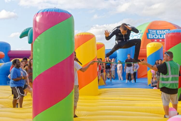 Que tal mantener el equilibrio en un brincolín de 16,000 pies cuadrados o sortear una carrera de obstáculos de 90 pies de largo, llamada The Giant.