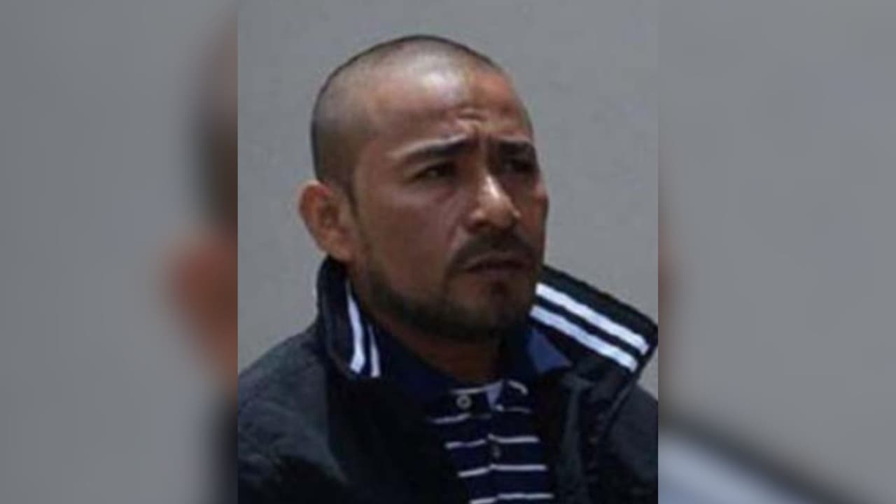 <b>Yulian Andony Archaga Carias, también conocido como “Alexander Mendoza”, “Porky” y “Gordo”</b>, es buscado por la DEA por importación de cocaína, conspiración para cometer crimen organizado; posesión y conspiración para poseer ametralladoras.
<br>
<br>
<h2 class="cms-H2-H2"><b>¿De cuánto es la recompensa?</b></h2>
<br>La DEA ofrece una recompensa de hasta $5 millones de dólares para quien dé información relevante que lleve a su arresto o condena.