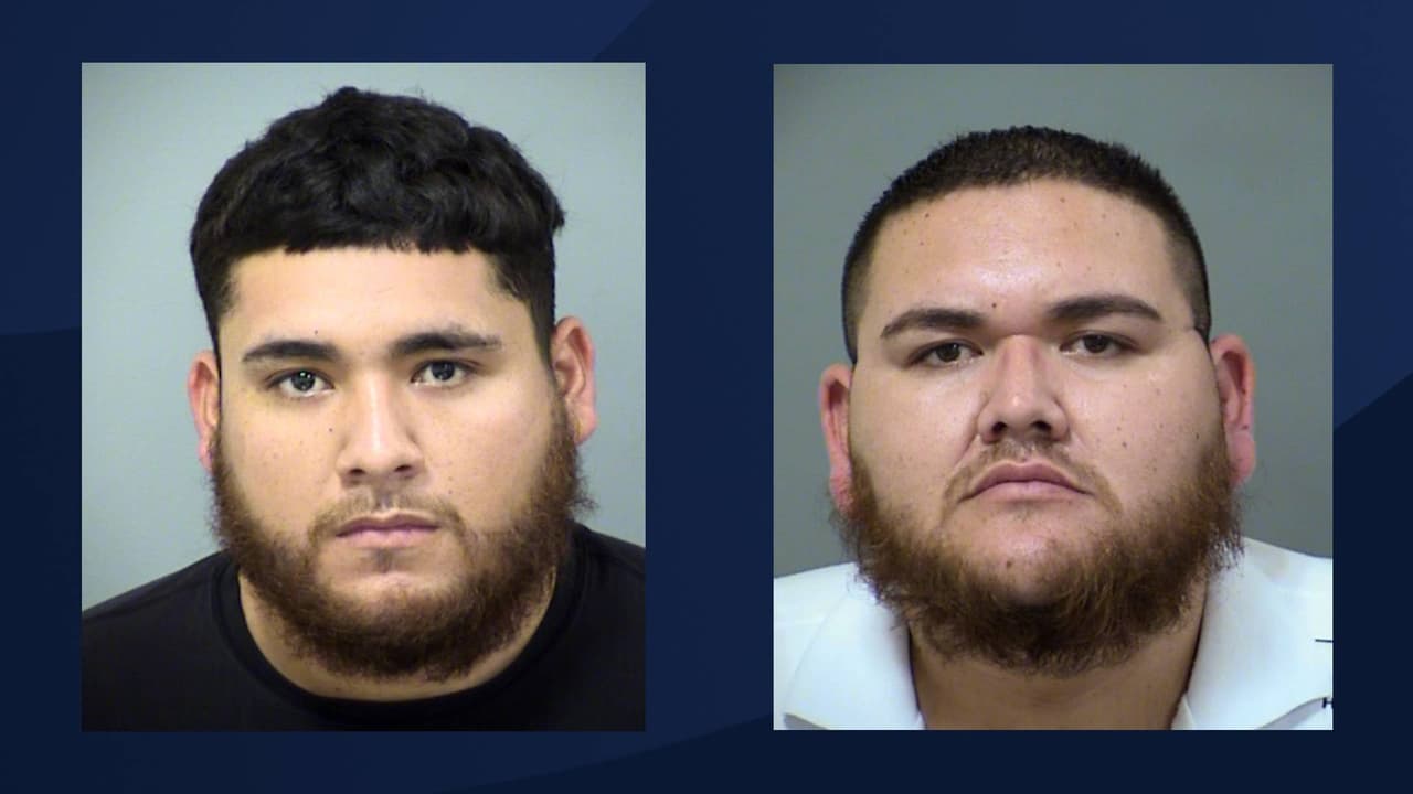 Daniel Barcelo, de 25 años, y Ernesto Barcelo Castillo, de 29, ambos de
<a href="https://www.univision.com/temas/phoenix">Phoenix</a>, fueron arrestados e ingresados en la cárcel del condado de Maricopa. “Ambos hombres enfrentan cargos que incluyen posesión y venta de un narcótico, posesión y venta de una droga peligrosa, participación en una empresa criminal y lavado de dinero”, se lee en el comunicado de DPS.
<br>