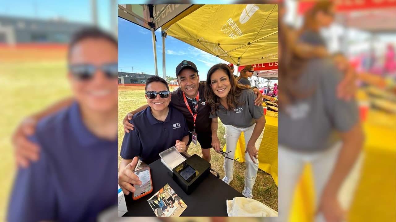Calixto González, VP de Noticias de N+ Univision 23 DFW, junto a la periodista Ana María Vargas y el locutor Jorge “El Pichirilo” Cabrales, imprimen y firman fotografías que fueron entregadas como recuerdo a los niños y sus familias.