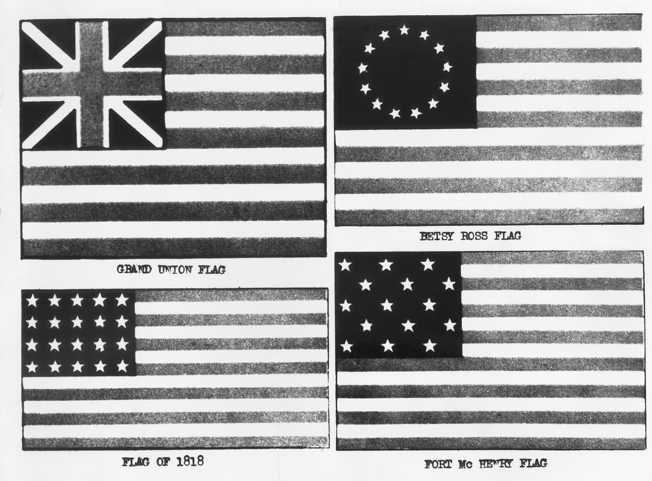 Estas son cuatro banderas utilizadas durante los primeros años. Arriba a la izquierda se encuentra la bandera 'Grand Union', utilizada por Washington en 1776 cerca de Cambridge, Massachusetts; arriba a la derecha, la bandera de Betsy Ross, con su disposición circular de 13 estrellas. Abajo a la derecha: la bandera de Fort McHenry, con 15 estrellas distribuidas irregularmente, utilizada durante la Guerra de 1812. Abajo a la izquierda: la bandera de 1818, año en que se estableció por ley el diseño de la bandera, a excepción de la disposición de las estrellas en el campo azul. Las banderas aparecen tal como se mostraban en 1958. (Foto AP)